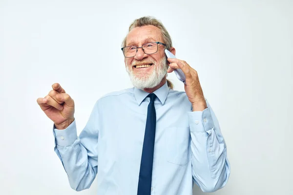 Vieil homme téléphone lunettes de communication fond de lumière officielle — Photo
