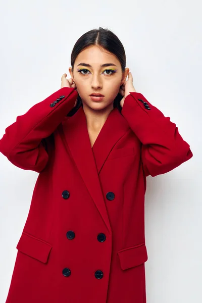 Joven mujer en una chaqueta roja cosméticos sonrisa estilo de vida inalterado — Foto de Stock