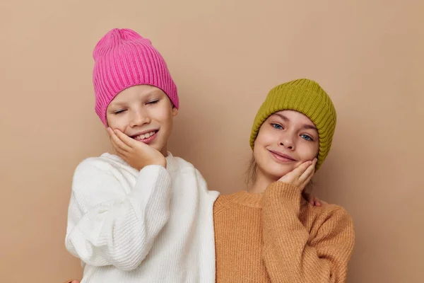 Glimlachende kleine meisjes in hoeden studio kindertijd — Stockfoto