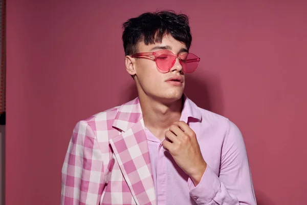 Красивий хлопець рожева сорочка і окуляри піджак моди елегантний стиль рожевий фон незмінний — стокове фото