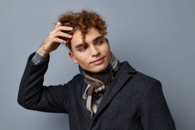 Sapık adam zarif stil kendine güven moda soyutlanmış arka plan