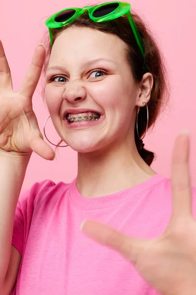 Tiener meisje model mode groen bril roze t-shirt decoratie poseren — Stockfoto
