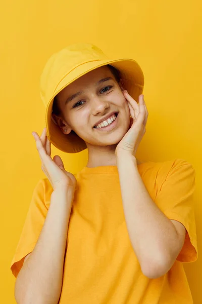 Jovem mulher em um chapéu amarelo Estilo jovem casual desgaste isolado fundo — Fotografia de Stock