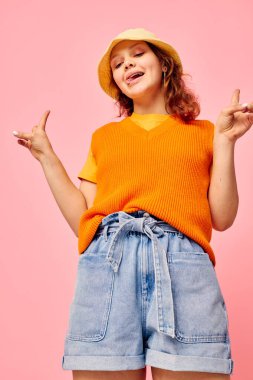 Genç bir kadının portresi. Turuncu süveter duyguları. Kırpılmamış manzara.