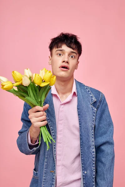 A young man bouquet of yellow flowers gift holiday elegant style holiday unaltered — Stock fotografie