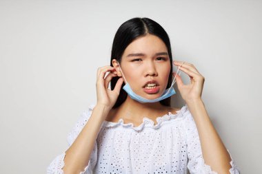 Asyalı güzel genç bir kadının portresi kalkan güvenliğine bakıyor. Yakın çekim stüdyo modeli değiştirilmemiş.