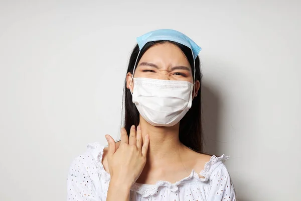 Красивая брюнетка две медицинские маски на голове защиты света без изменений — стоковое фото