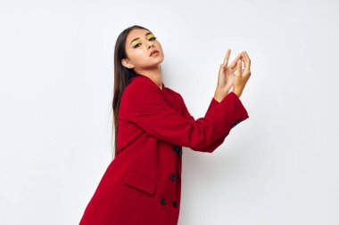 Çekici bir kız. Makyaj gülümsemesi. Geçmişi değiştirilmemiş.