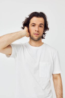 Beyaz tişörtlü neşeli adam manzaralı arka planda kırpılmış.