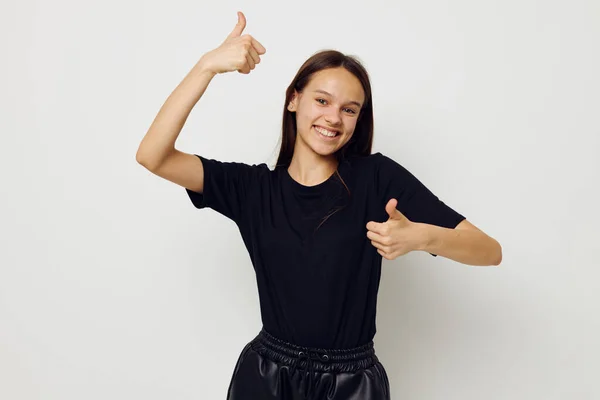 Αθλητική γυναίκα σε μαύρο παντελόνι και ένα T-shirt μόδας απομονωμένο φόντο — Φωτογραφία Αρχείου