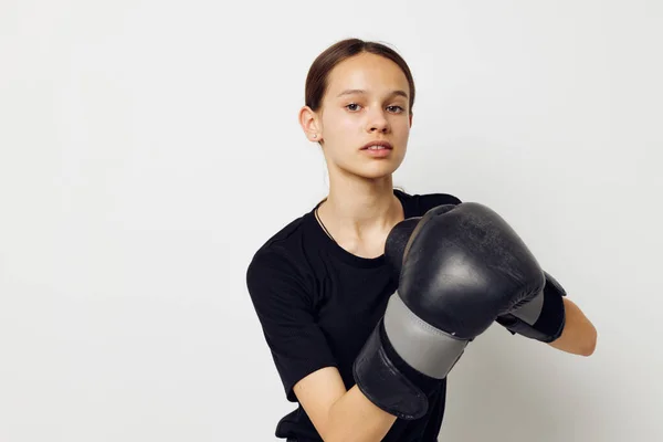 Belle fille en noir sport uniforme gants de boxe posant style de vie inchangé — Photo