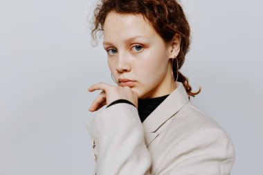 Güzel bir kadın. Klasik bir takım elbise içinde. Duyguları poz vererek yaşam tarzını değiştirmemiş.