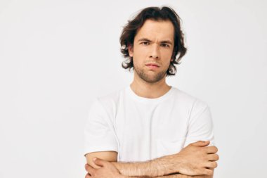 Beyaz tişörtlü yakışıklı adam el hareketi ile yaşam tarzını değiştirmemiş.