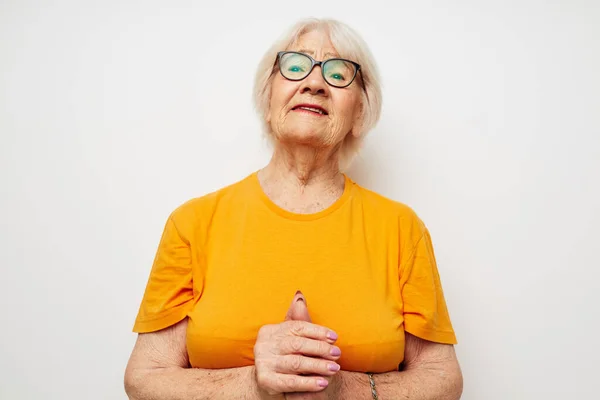 Portrét staré přátelské ženy problémy s viděním s brýlemi světlé pozadí — Stock fotografie