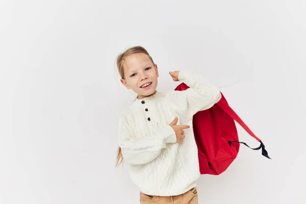 Mignon fille école rouge sac à dos posant enfance inchangée — Photo