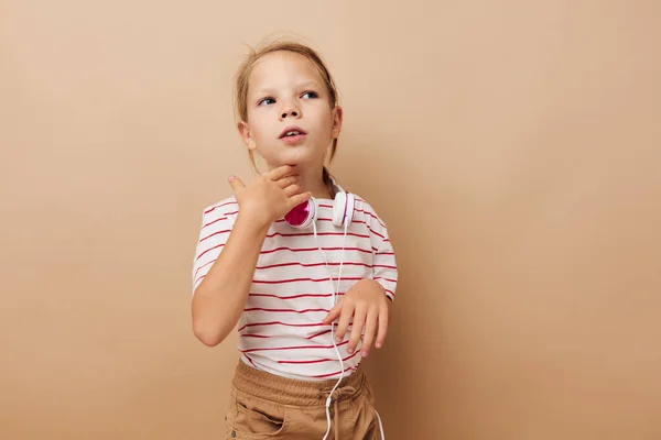 Mosolygós aranyos lány fejhallgató pózol technológia szórakoztató — Stock Fotó