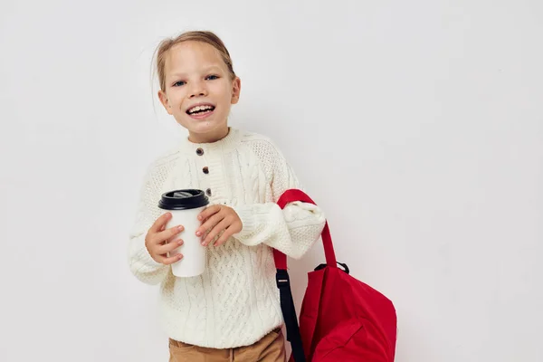 Schattig meisje rood rugzak stijlvolle kleding jeugd ongewijzigd — Stockfoto