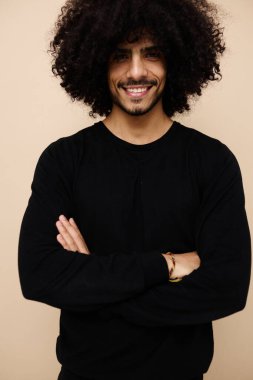 Siyah kazaklı yakışıklı adam el hareketi ile yaşam tarzını değiştirmemiş.