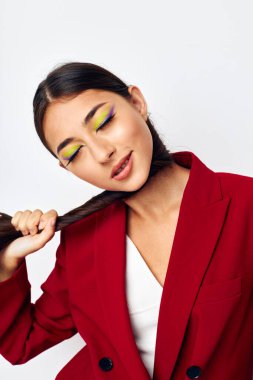 Güzel esmer at kuyruğuna tutunuyor değişmemiş arka planda.