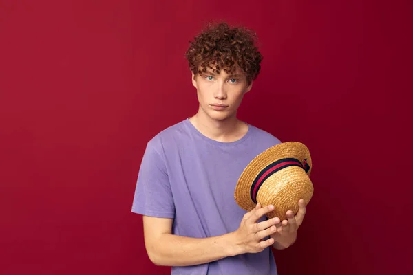 Mladý chlap móda pózování rukou gesta stylový klobouk izolované pozadí beze změny — Stock fotografie