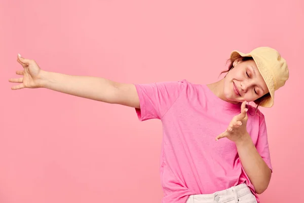 Stílusos tizenéves lány modell divat ruhák kalap rózsaszín póló dekoráció pózol — Stock Fotó