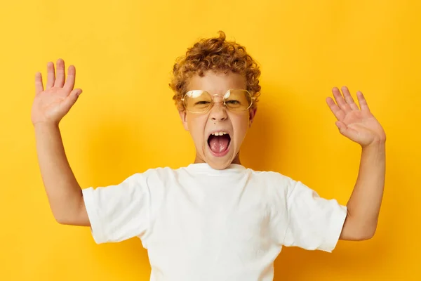 Kleine jongen poseren casual dragen emoties gele achtergrond ongewijzigd — Stockfoto