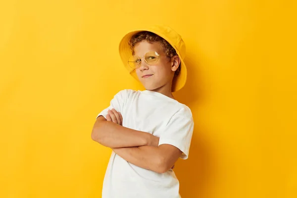 Fiú sárga kalap szemüveges gyermek divat sárga háttér — Stock Fotó