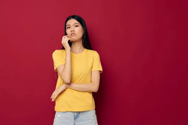Žena ve žlutém tričku gestikuluje rukama zábavné izolované pozadí beze změny — Stock fotografie