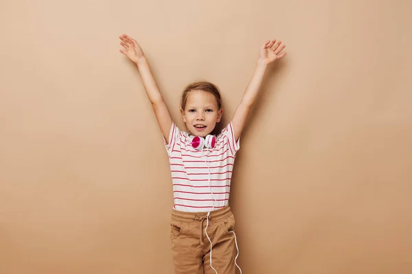 Chica en un rayas camiseta auriculares música divertido — Foto de Stock