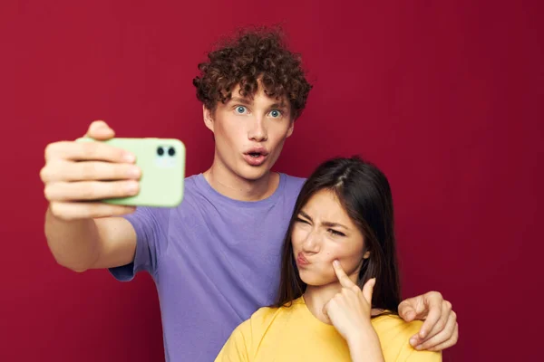 Una giovane coppia stile moderno emozioni divertente telefono Stile giovanile — Foto Stock