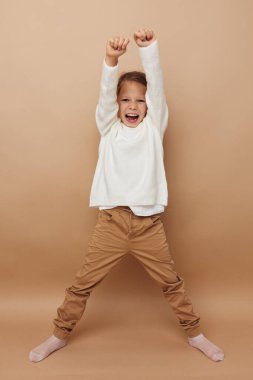 Küçük kız sevinç pozu duygular moda soyutlanmış arka plan