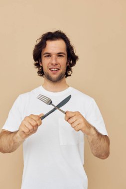 Yakışıklı erkek duyguları bıçak ve çatal mutfak aletleri izole edilmiş arka plan