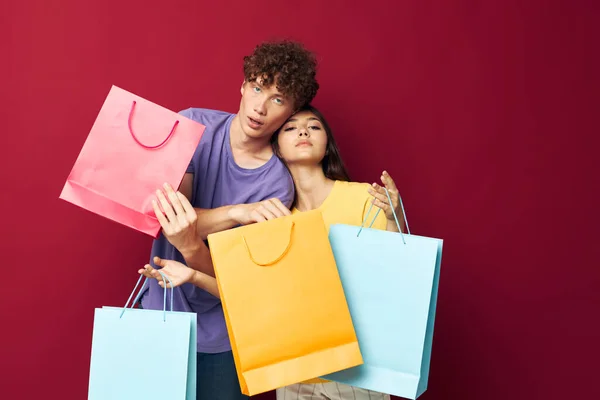 Tieners winkelen tassen in de hand geïsoleerde achtergrond ongewijzigd — Stockfoto