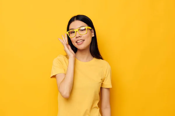 Mulher em camisetas amarelas com óculos posando moda Estilo de vida inalterado — Fotografia de Stock