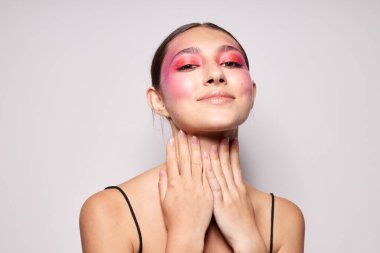 Seksi esmer kadın. Parlak makyajlı. Siyah formalı.