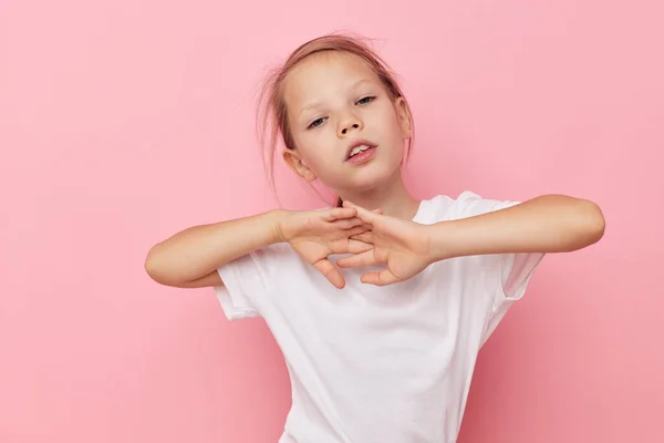 Porträt eines glücklich lächelnden Kindermädchens im weißen T-Shirt lächelt die Kindheit unverändert — Stockfoto