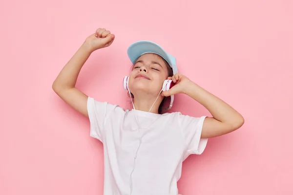 Hübsches junges Mädchen mit Kopfhörern posiert Emotionen isolierten Hintergrund — Stockfoto