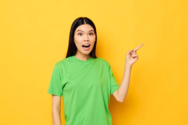 Çekici genç Asyalı kadın gündelik kıyafet kırpılmış stüdyo modeli değiştirilmemiş.