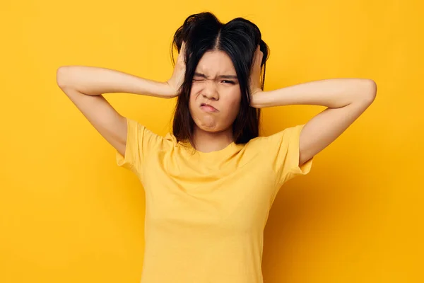 Mujer con asiático apariencia emociones molesto problemas estilo de vida inalterado — Foto de Stock