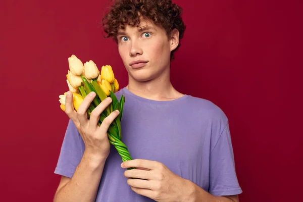 変態男赤い髪でカジュアルウェア花束の花のギフトライフスタイル変更なし — ストック写真