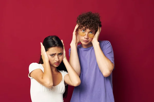 Un jeune couple geste main amusement amitié style jeunesse — Photo