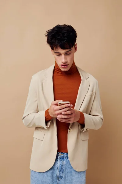 Foto joven novio en una chaqueta beige hablando por teléfono Estilo de vida inalterado — Foto de Stock