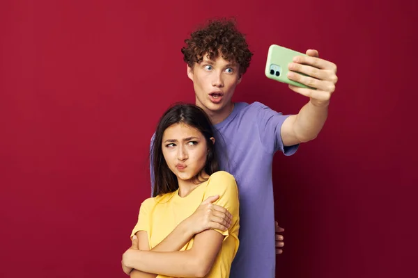 Una pareja joven estilo moderno emociones teléfono divertido Estilo juvenil — Foto de Stock