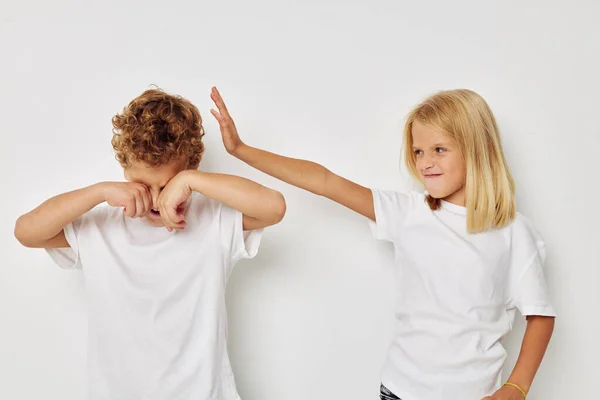 흰색 티셔츠를 입은 두 아이의 사진 이 그대로 어린 시절 옆에 서 있습니다 — 스톡 사진