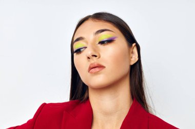 Kırmızı ceketli genç kadın kozmetik gülüşü. Yaşam tarzı değişmemiş.