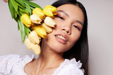 Güzel, esmer, romantik çiçek buketi. Arka plandaki ışık degişmemiş.