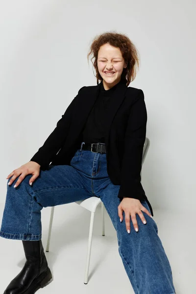 Красива жінка чорний піджак джинси позує стиль життя незмінний — стокове фото