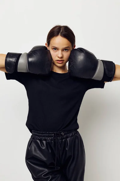 Foto chica bonita boxeo guantes negros posando deportes estilo de vida inalterado — Foto de Stock