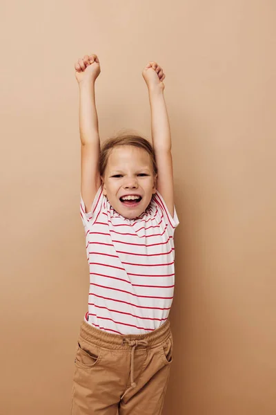 Glimlachen schattig klein meisje op beige achtergrond — Stockfoto