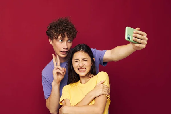 Uomo e donna stile moderno emozioni divertimento telefono Stile giovanile — Foto Stock